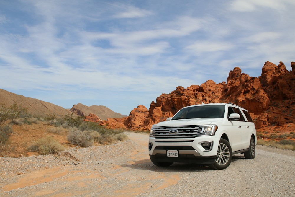 Ford SUV blanco en un paisaje abierto